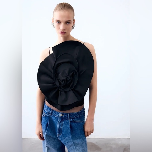 MAGDA BUTRYM H&M
GATHERED TOP WITH ROSE APPLIQUÉ - Picture 4 of 9